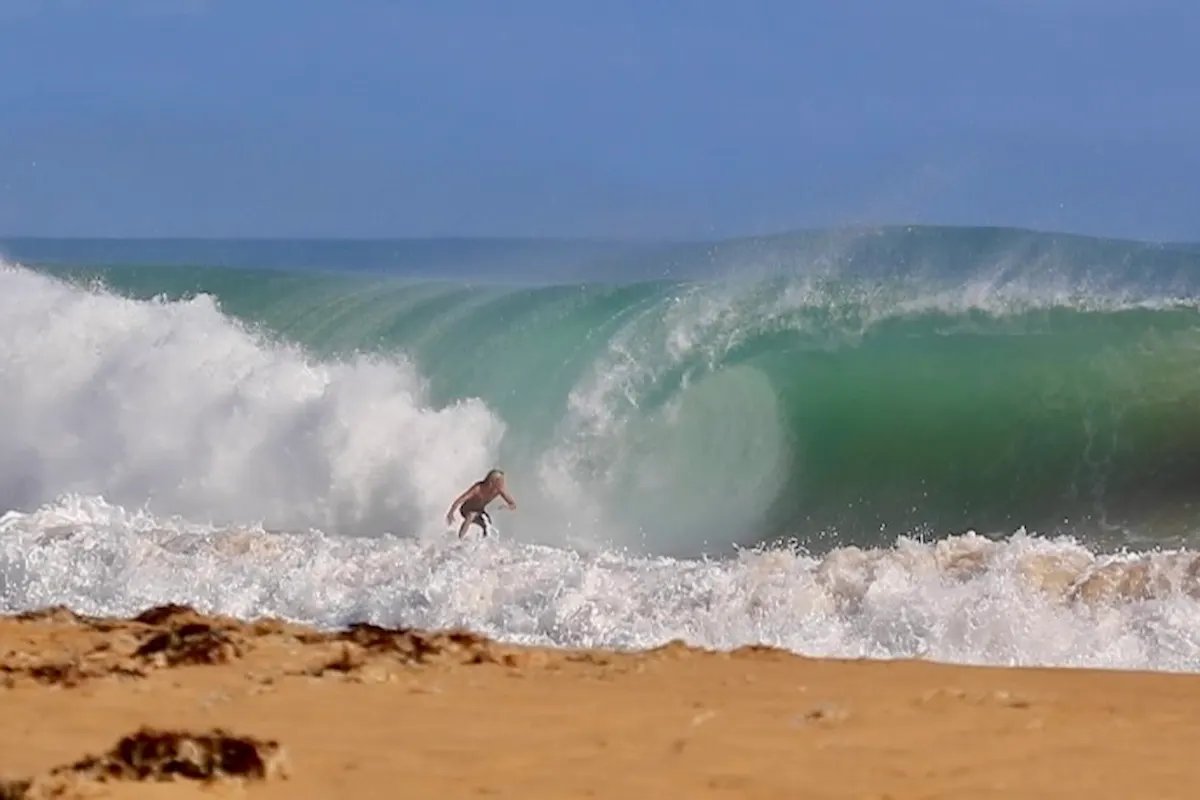 Surfer in großer Barrel-Welle am Bluff Beach, Bocas del Toro