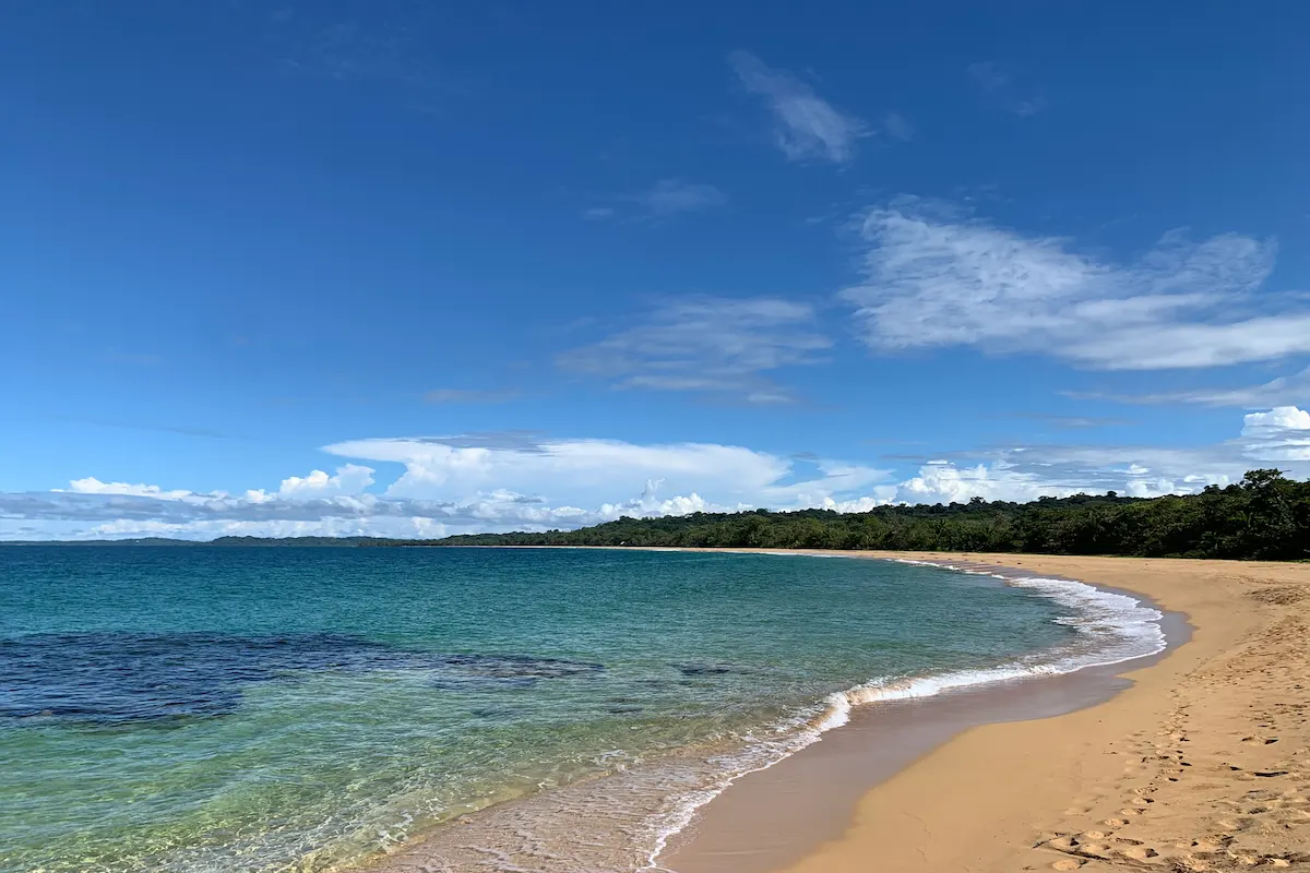 Türkisfarbenes Karibikwasser am Bluff Beach mit Riff, Isla Colón