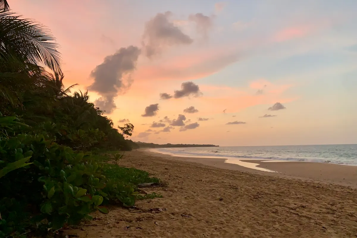 Sonnenuntergang in Pink und Orange am Bluff Beach, Bocas del Toro