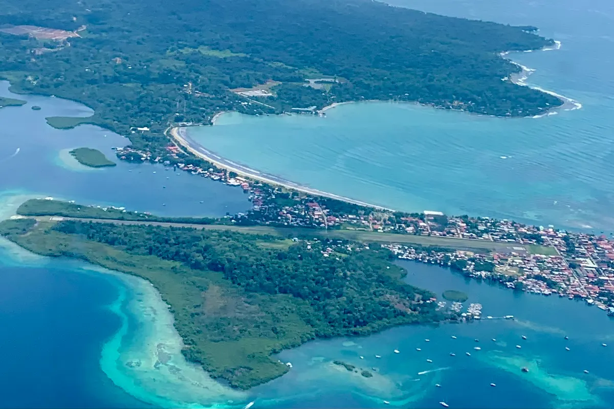 Luftaufnahme des Archipels von Bocas del Toro mit türkisen Buchten