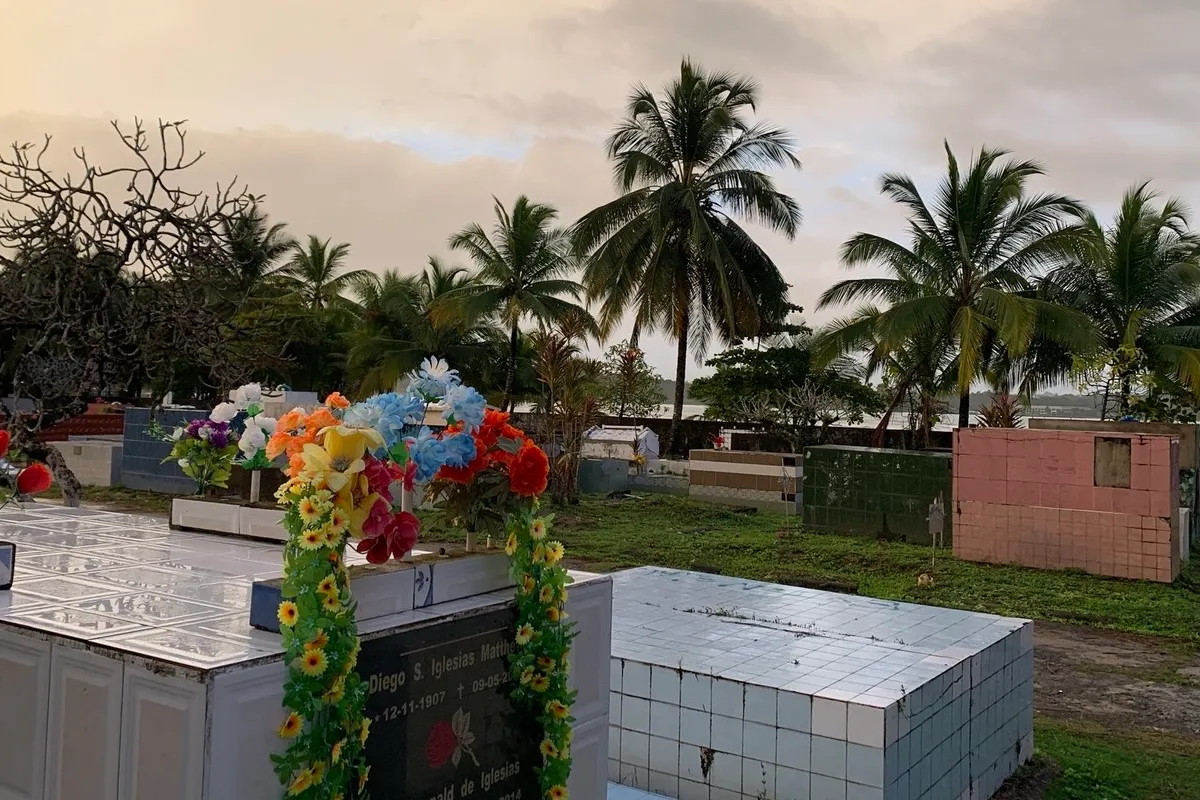 Farbenfroher Friedhof mit Meerblick, Bocas del Toro