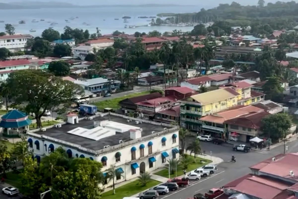 Historisches Municipio und Kolonialarchitektur in Bocas Town
