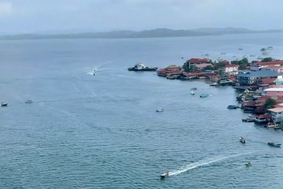 Bocas Town mit bunten Stelzenhäusern am Wasser, Isla Colón