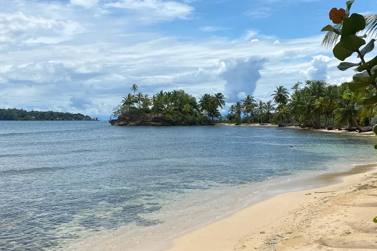 Ruhiger Strand auf Isla Carenero, Bocas del Toro