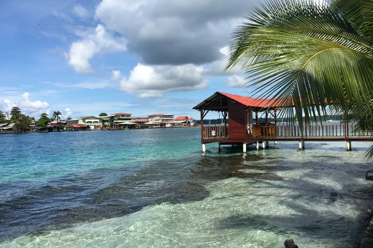 Blick von Carenero über das Wasser nach Bocas Town, Isla Colón