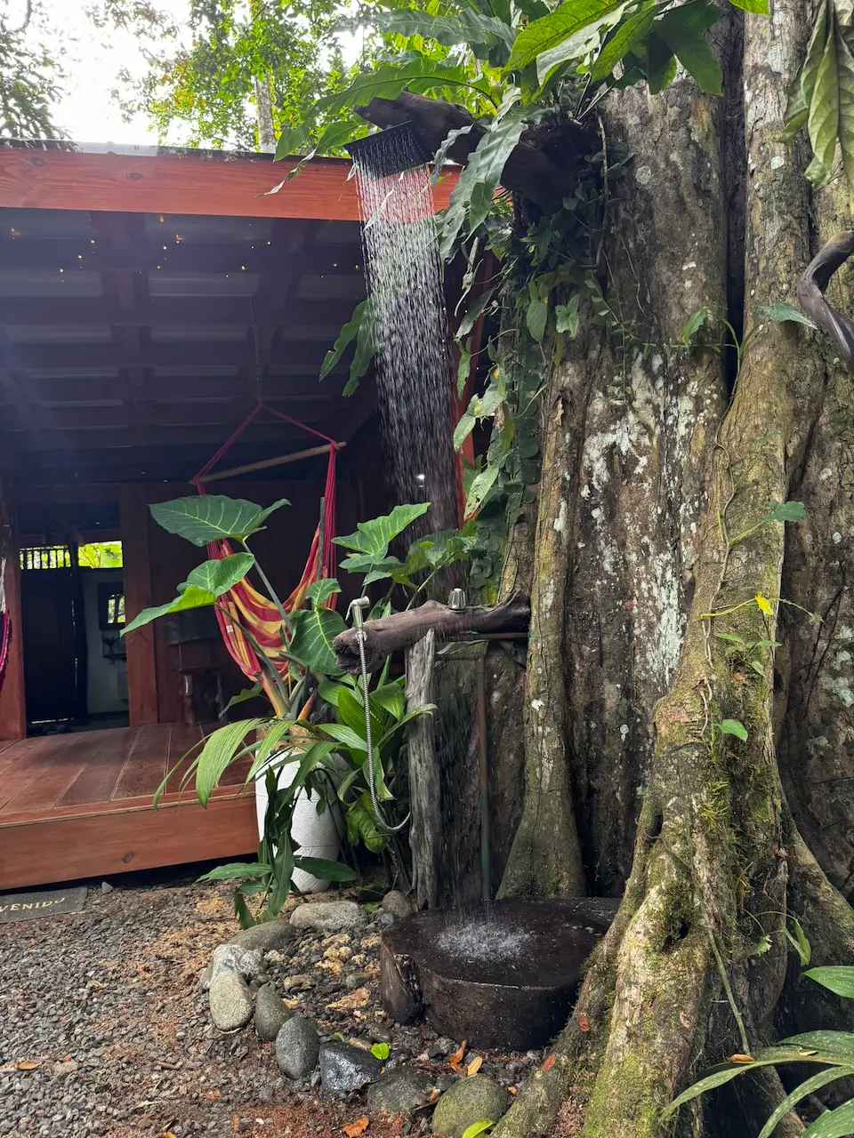 Warme Außendusche im Dschungelgarten, Jungle House Bocas del Toro