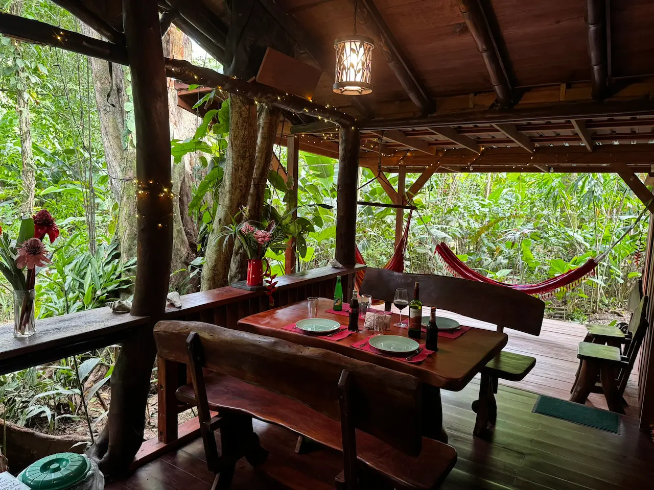 Frisch zubereitetes Essen am Holztisch, Bocas del Toro