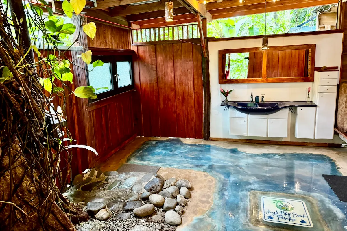 Outdoor-Bad mit Doppelwaschbecken und Natursteinboden, Ferienhaus Bocas del Toro