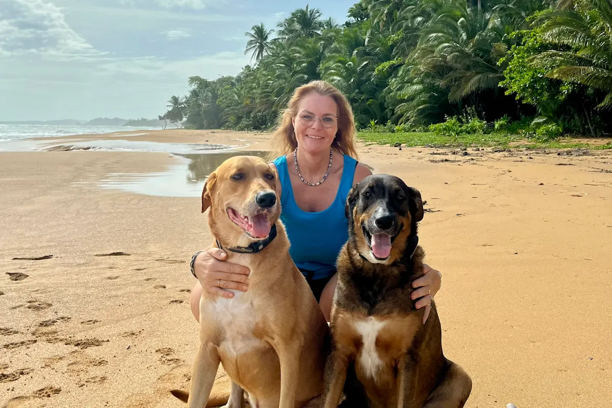 Britta mit den Hunden Roger und Marly am Strand, Bocas del Toro