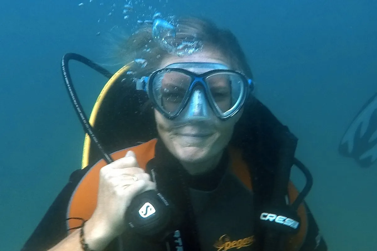 Taucherin gibt OK-Zeichen unter Wasser, Bocas del Toro