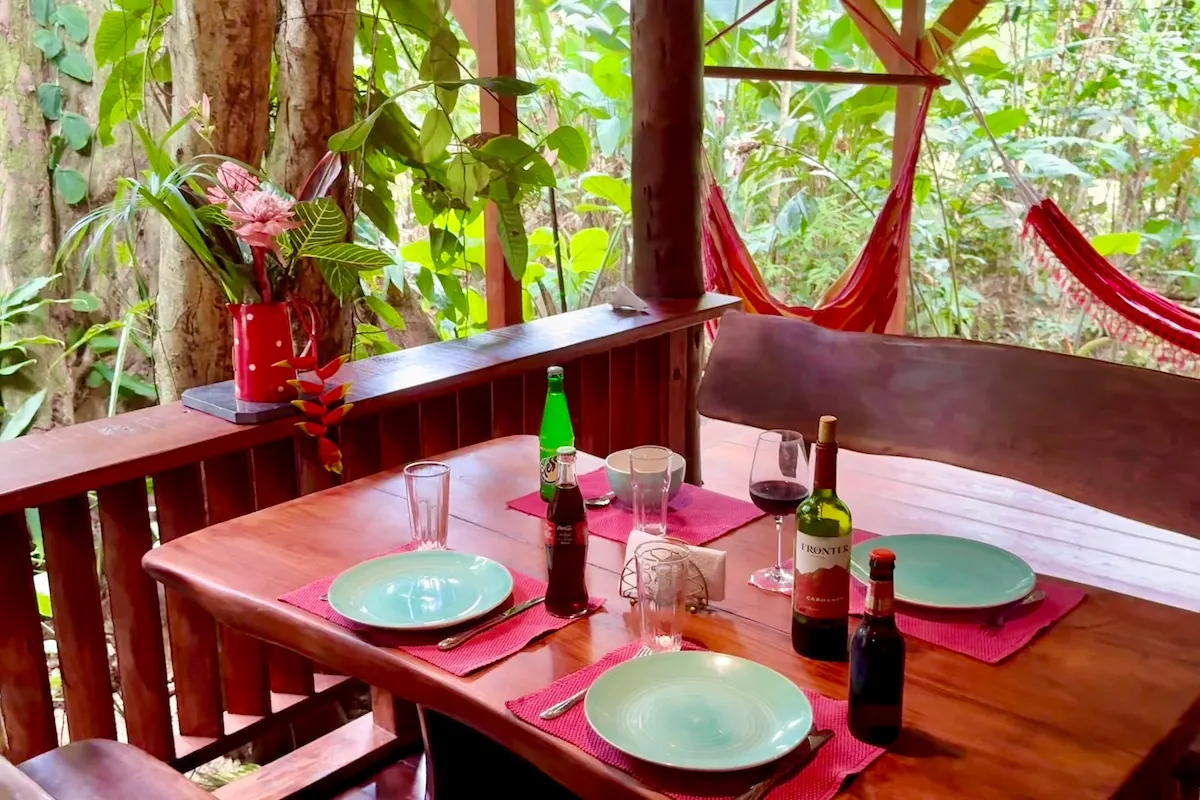 Gedeckter Massivholztisch auf der Terrasse mit Dschungelblick, Bocas del Toro