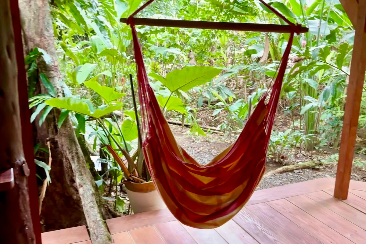 Roter Hängesessel auf der Holzterrasse im Dschungel, Jungle House Bocas del Toro