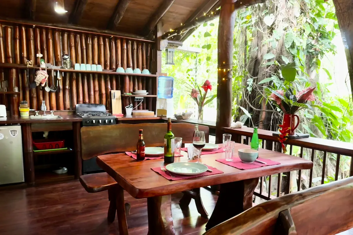 Außenküche mit Holzregalen und Essplatz, Ferienhaus Bocas del Toro