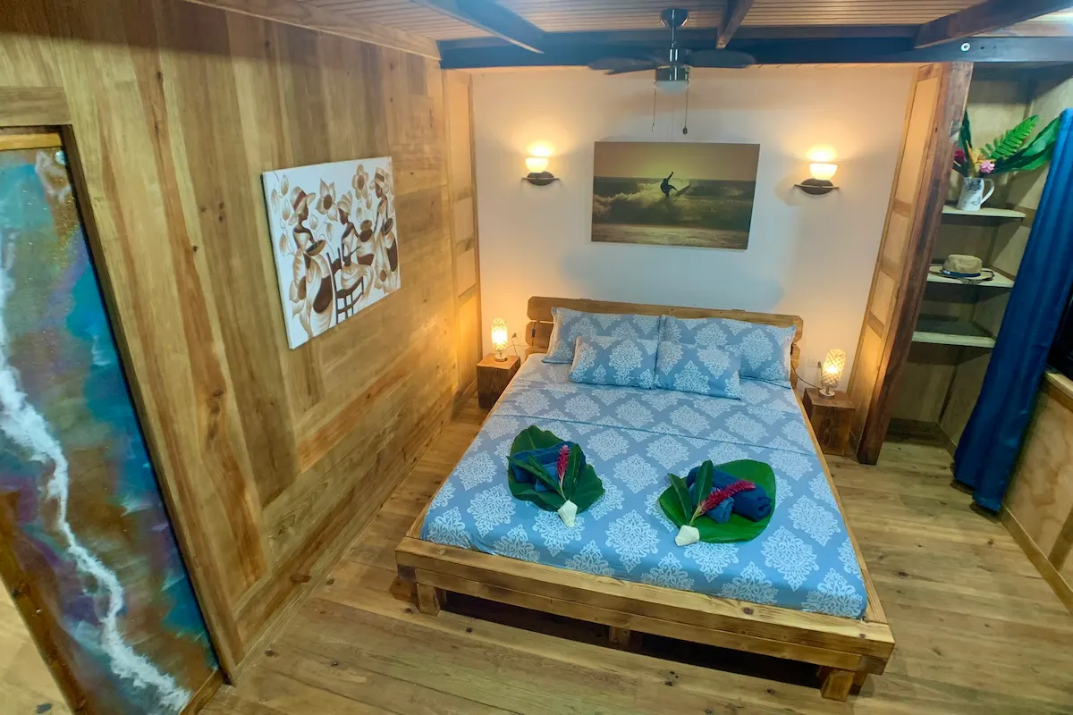 Doppelbett aus Massivholz im Schlafzimmer, Jungle House Bocas del Toro