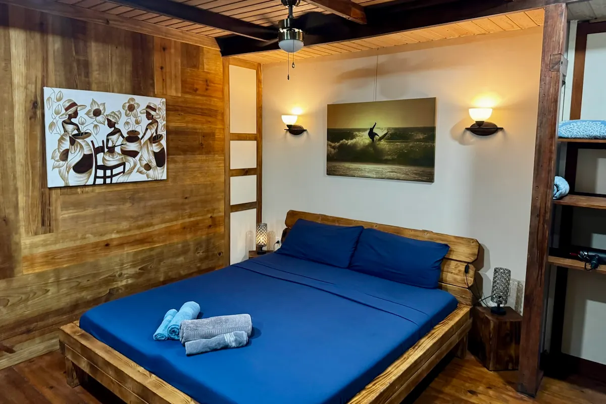 Schlafzimmer mit Holzwänden und Leselampen, Ferienhaus Bocas del Toro