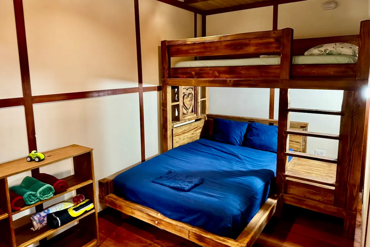 Schlafzimmer mit Etagenbett und Doppelbett, familienfreundlich, Bocas del Toro