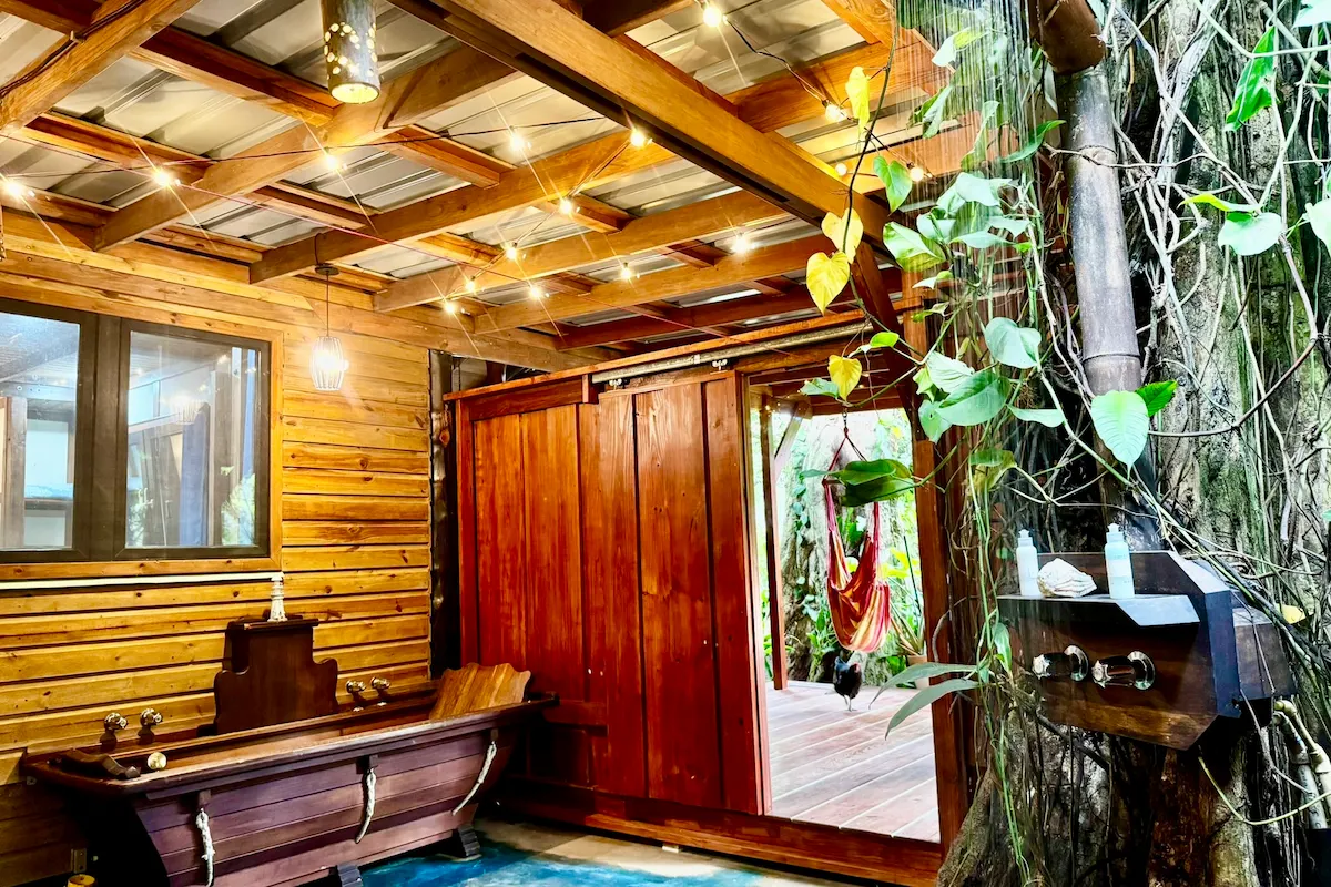 Holzbadewanne im teilüberdachten Outdoor-Bad, Jungle House Bocas del Toro