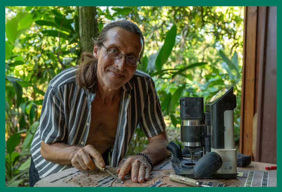Alexander arbeitet als Tischler an seinem Holzhaus, ZDF-Doku Abenteuer Auswandern, Bocas del Toro