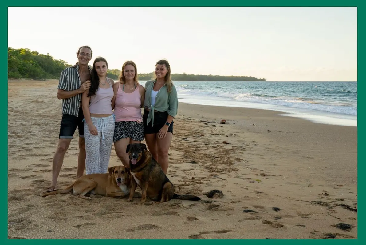 Familie am karibischen Strand nahe Bluff Beach, ZDF-Doku Abenteuer Auswandern, Bocas del Toro